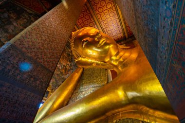 Bangkok Tayland 'da tapınak turu yapan altın sarısı büyük Budist heykeli