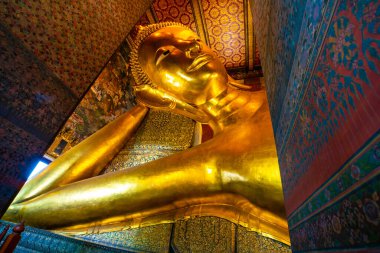 Bangkok Tayland 'da tapınak turu yapan altın sarısı büyük Budist heykeli