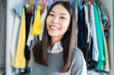 Ticari zeki girişimci moda kadınları küçük iş elbisesi geçmişinde gülümsüyor.