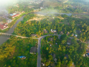 Hava manzaralı kırsal yol tropikal yağmur ormanı köyü sabah doğumu doğa taşımacılığı