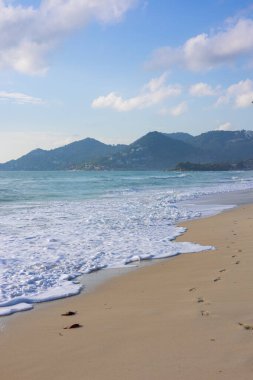 Beyaz kumsal deniz dalgası deniz kıyısı yaz tatili arka planı