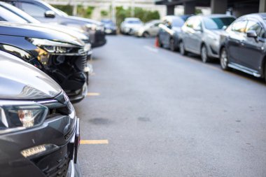 Şehrin dışındaki otoparkın ön görüntüsü.