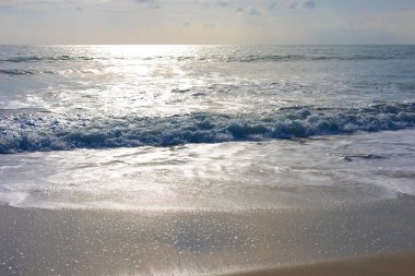 Deniz sahili beyaz turkuaz su dalgası kumsal mavi gökyüzü bulutlu doğa manzarası