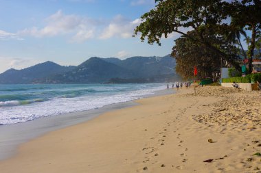 Deniz sahili beyaz turkuaz su dalgası kumsal mavi gökyüzü bulutlu doğa manzarası