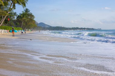 Deniz sahili beyaz turkuaz su dalgası kumsal mavi gökyüzü bulutlu doğa manzarası