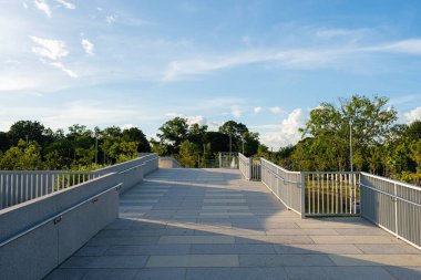 Asfalt yolda asfalt yolda yeşil ağaçlık alanda ofis binası günbatımı bulutu