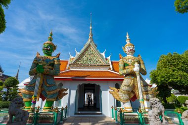 Wat Arun 'daki tapınağın kapısındaki dev heykeller. Bangkok, Tayland 'daki ünlü tapınak..