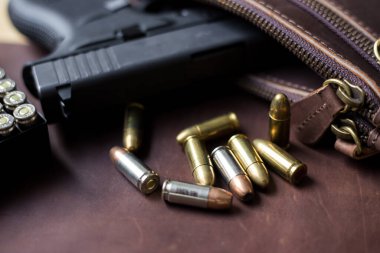 9mm Sub hergün modern silah taşır deri arka planda kurşun, cep tabancası