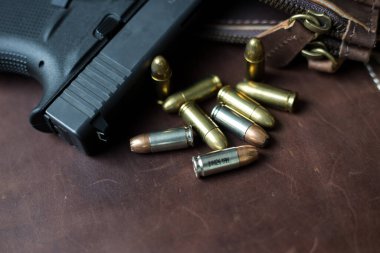 9mm Sub hergün modern silah taşır deri arka planda kurşun, cep tabancası