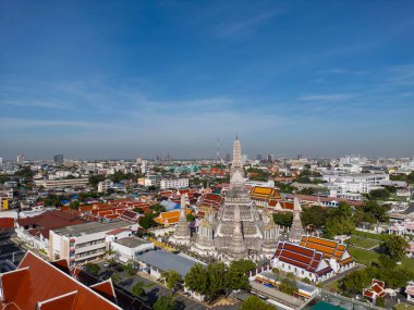 Wat Arun Budist Tapınağı 'ndaki Pagoda, Bangkok Tayland' da Chao Phra Ya nehri hava manzaralı turistik bir yer..