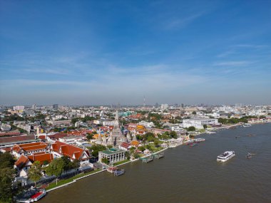 Wat Arun Budist Tapınağı 'ndaki Pagoda, Bangkok Tayland' da Chao Phra Ya nehri hava manzaralı turistik bir yer..
