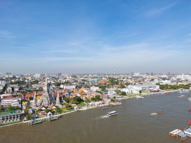 Wat Arun Budist Tapınağı 'ndaki Pagoda, Bangkok Tayland' da Chao Phra Ya nehri hava manzaralı turistik bir yer..