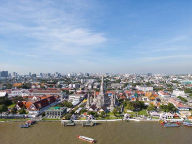 Wat Arun Budist Tapınağı 'ndaki Pagoda, Bangkok Tayland' da Chao Phra Ya nehri hava manzaralı turistik bir yer..