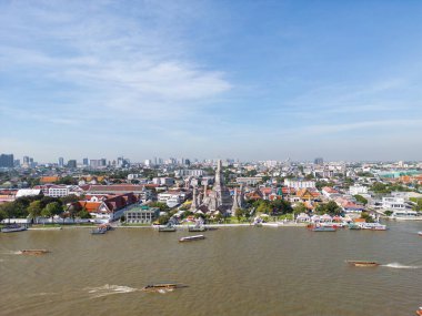Wat Arun Budist Tapınağı 'ndaki Pagoda, Bangkok Tayland' da Chao Phra Ya nehri hava manzaralı turistik bir yer..