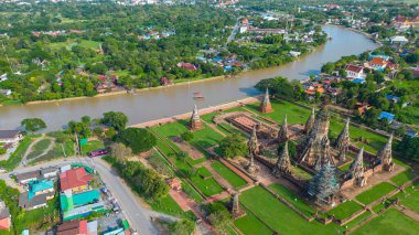 Wat Chaiwatthanaram tarihi yolculuğunda hava manzaralı günbatımı yeşil çimen parkı ünlü harabe tapınağı Ayutthaya, Tayland 'da Chao Phraya nehri ile