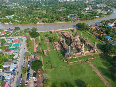 Wat Chaiwatthanaram tarihi yolculuğunda hava manzaralı günbatımı yeşil çimen parkı ünlü harabe tapınağı Ayutthaya, Tayland 'da Chao Phraya nehri ile