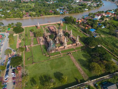 Wat Chaiwatthanaram Yeşil Çim Parkı 'nda, Ayutthaya, Tayland' da Chao Phraya nehri ile ünlü harabe tapınağında hava manzaralı akşam gün batımı.