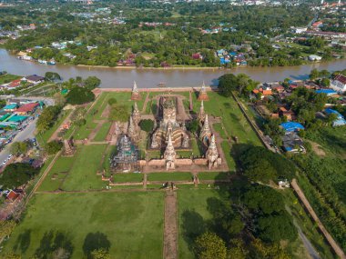 Wat Chaiwatthanaram tarihi yolculuğunda hava manzaralı günbatımı yeşil çimen parkı ünlü harabe tapınağı Ayutthaya, Tayland 'da Chao Phraya nehri ile