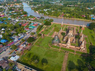 Wat Chaiwatthanaram tarihi yolculuğunda hava manzaralı günbatımı yeşil çimen parkı ünlü harabe tapınağı Ayutthaya, Tayland 'da Chao Phraya nehri ile