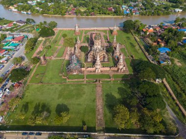 Wat Chaiwatthanaram tarihi yolculuğunda hava manzaralı günbatımı yeşil çimen parkı ünlü harabe tapınağı Ayutthaya, Tayland 'da Chao Phraya nehri ile