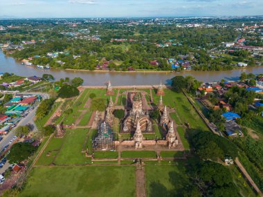 Wat Chaiwatthanaram tarihi yolculuğunda hava manzaralı günbatımı yeşil çimen parkı ünlü harabe tapınağı Ayutthaya, Tayland 'da Chao Phraya nehri ile