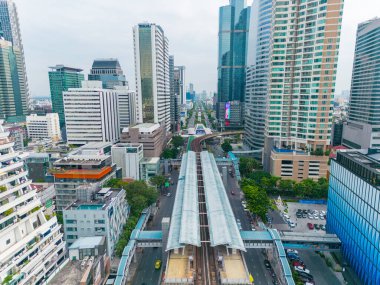 Hava manzaralı BTS gökyüzü tren şehir ulaşımı modern yüksek ofis binası Silom ve Satorn bölgesi Bangkok Tayland