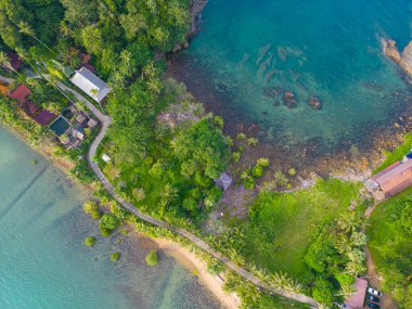 Tropik kumlu sahil yağmur ormanları adası ve yukarıdan turkuaz okyanus. Hava manzaralı yaz doğa manzarası.