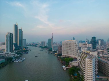 Ofis binası ve rocity karayolu arka planı olan havadan Chao Stevaya nehri. Gün batımı gökyüzü. Tayland şehir merkezi Silom.