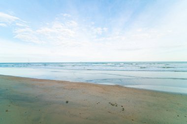 Huzurlu deniz plajı beyaz kum sabah doğumu doğa manzarası 
