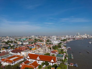 Wat Arun Budist Tapınağı 'ndaki Pagoda, Bangkok Tayland' da Chao Phra Ya nehri hava manzaralı turistik bir yer..