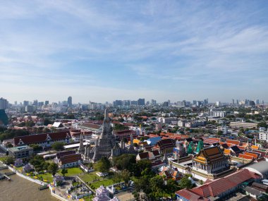 Wat Arun Budist Tapınağı 'ndaki Pagoda, Bangkok Tayland' da Chao Phra Ya nehri hava manzaralı turistik bir yer..