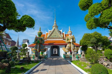 Budist devlerin heykelleri Gates 'teki şeytan muhafızları Wat Arun Emir Salonuna. Bangkok, Tayland 'daki ünlü tapınak..