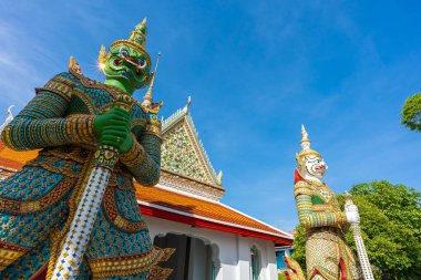 Budist devlerin heykelleri Gates 'teki şeytan muhafızları Wat Arun Emir Salonuna. Bangkok, Tayland 'daki ünlü tapınak..
