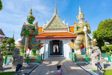Budist devlerin heykelleri Gates 'teki şeytan muhafızları Wat Arun Emir Salonuna. Bangkok, Tayland 'daki ünlü tapınak..