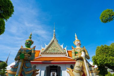 Budist devlerin heykelleri Gates 'teki şeytan muhafızları Wat Arun Emir Salonuna. Bangkok, Tayland 'daki ünlü tapınak..