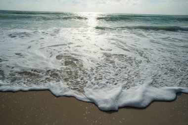 Kumsalda deniz dalgaları, yaz tatili.