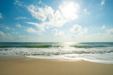 Beyaz kumlu sahilde sabah güneşi dalgalı, yaz tatili 