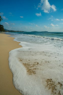 Kumsalda deniz dalgaları, yaz tatili.