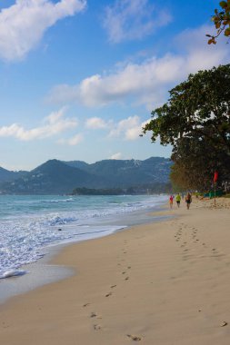 Deniz kıyısı mavi gökyüzü bulutlu beyaz kumsal yaz tatili konsepti doğa arka planı