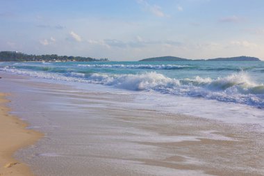 Deniz kıyısı mavi gökyüzü bulutlu beyaz kumsal yaz tatili konsepti doğa arka planı