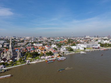 Wat Arun Budist Tapınağı 'ndaki Pagoda, Bangkok Tayland' da Chao Phra Ya nehri hava manzaralı turistik bir yer..