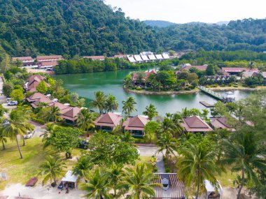 Deniz kıyısı dalgaları beyaz kumsal, hindistan cevizi, tropikal ağaç ormanı, turkuaz su yaz tatili, hava manzarası.