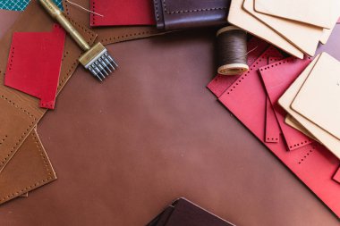 Deri cüzdan işçiliği, deri arka plan el yapımı konsept üzerinde çalışan bir araçtır.