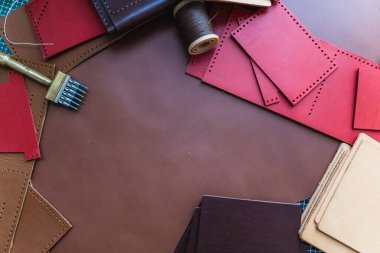 Deri cüzdan işçiliği, deri arka plan el yapımı konsept üzerinde çalışan bir araçtır.