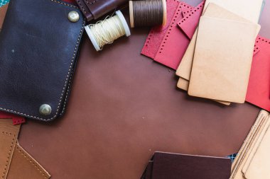 Deri cüzdan işçiliği, deri arka plan el yapımı konsept üzerinde çalışan bir araçtır.