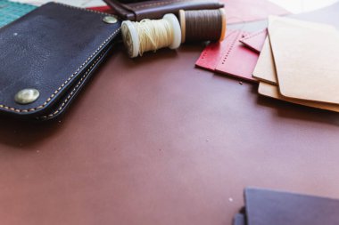 Deri cüzdan işçiliği, deri arka plan el yapımı konsept üzerinde çalışan bir araçtır.