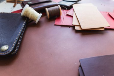 Deri cüzdan işçiliği, deri arka plan el yapımı konsept üzerinde çalışan bir araçtır.