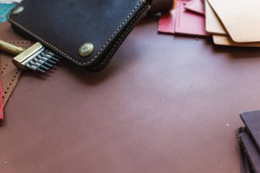 Deri cüzdan işçiliği, deri arka plan el yapımı konsept üzerinde çalışan bir araçtır.