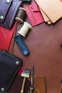 Deri cüzdan işçiliği, deri arka plan el yapımı konsept üzerinde çalışan bir araçtır.