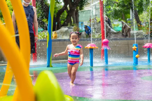 Adorable Petite Fille Appréciant Dans Ville Colorée Enfant Parc Aquatique Photo De Stock